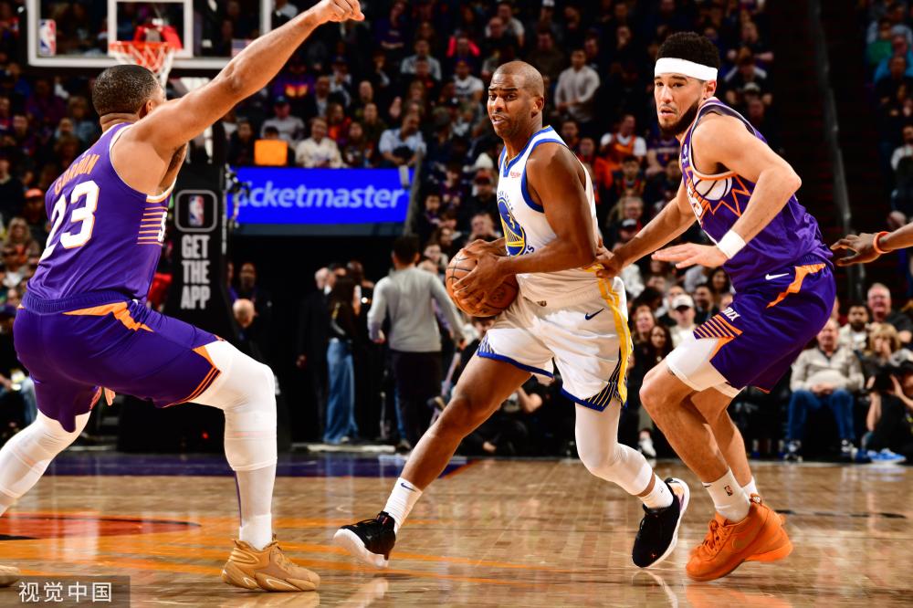 而涌入球场 而涌入球场