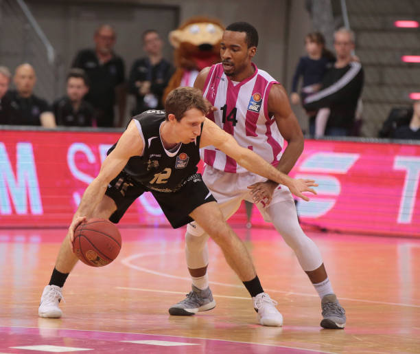 他及时抓住 他及时抓住